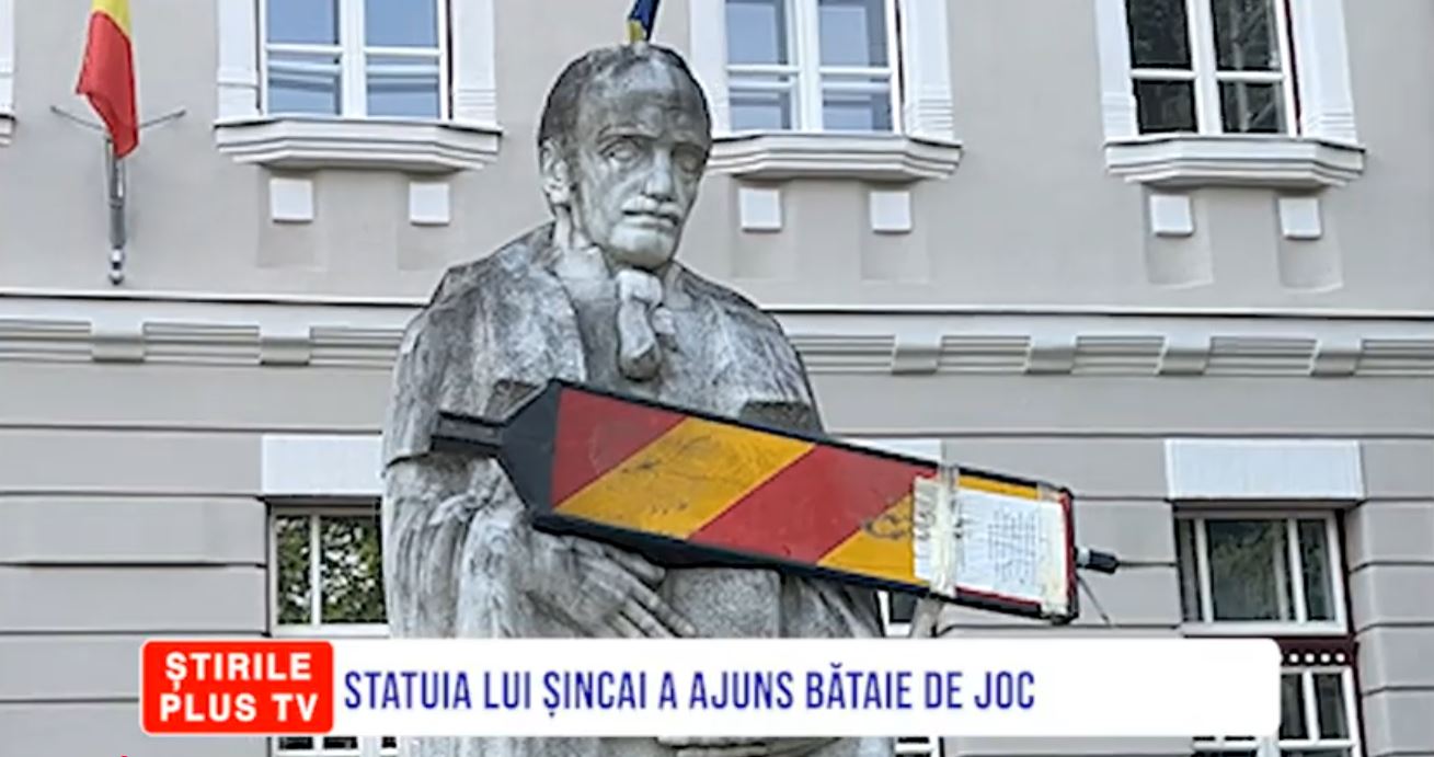 STATUIA LUI ȘINCAI A AJUNS BĂTAIE DE JOC