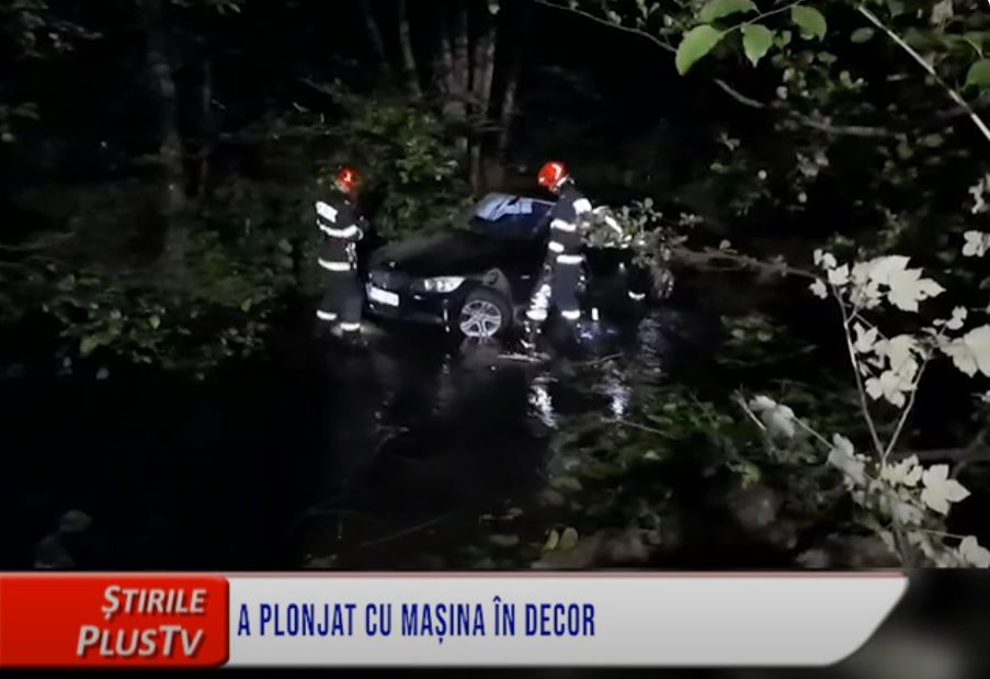 A PLONJAT CU MAȘINA ÎN DECOR