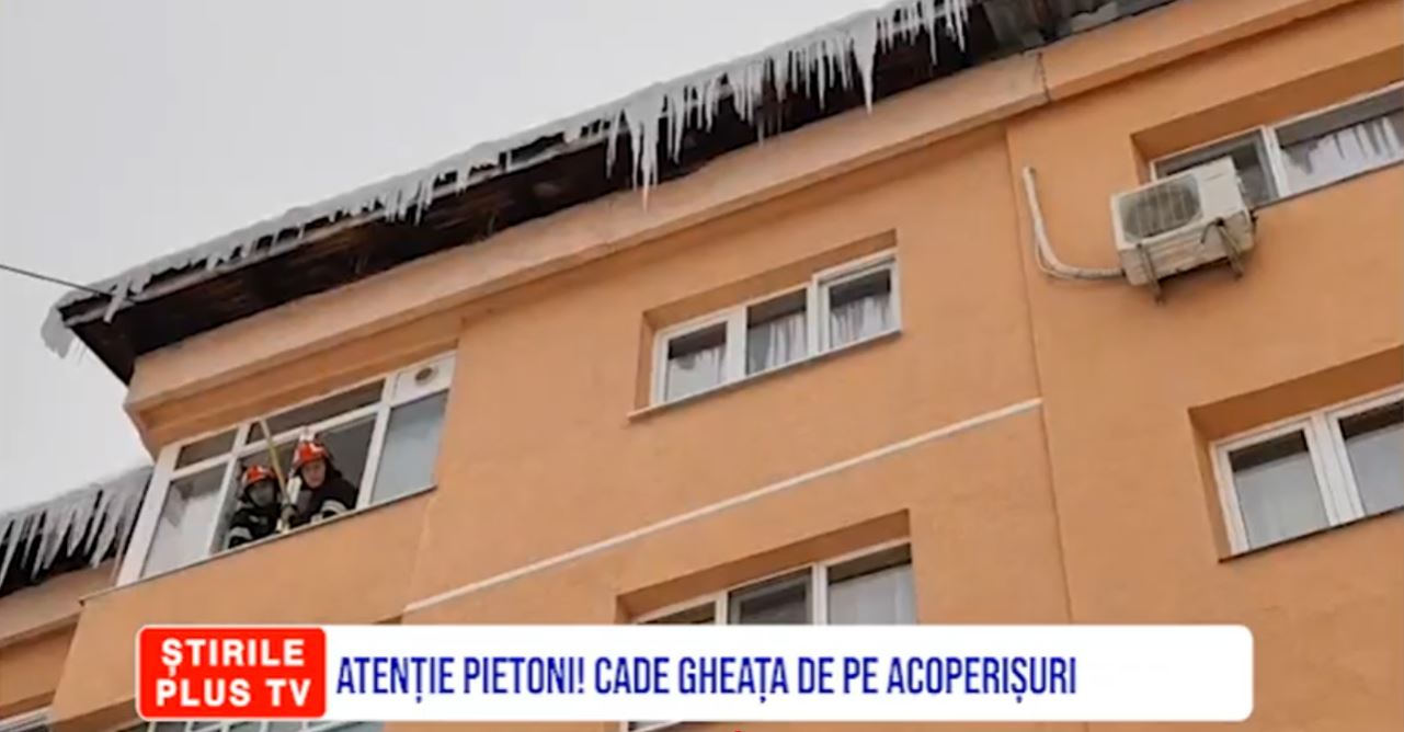 ATENȚIE PIETONI! CADE GHEAȚA DE PE ACOPERIȘURI