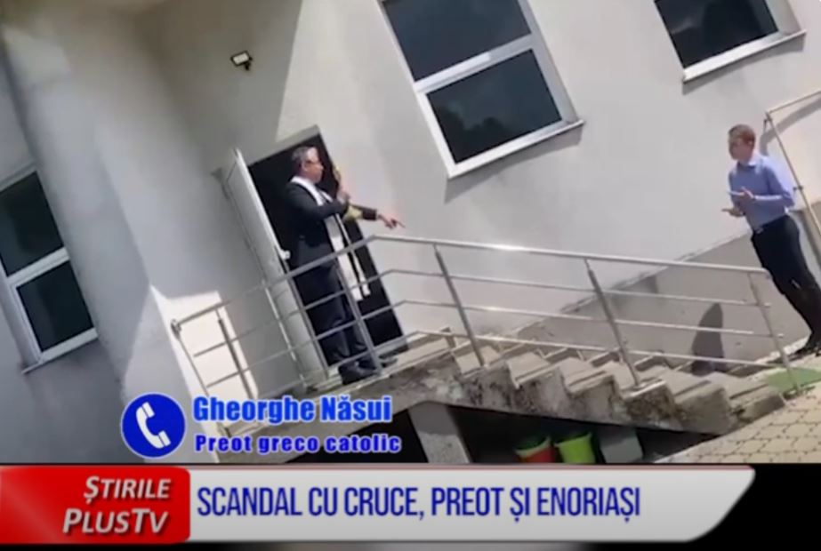 SCANDAL CU CRUCE, PREOT ȘI ENORIAȘI