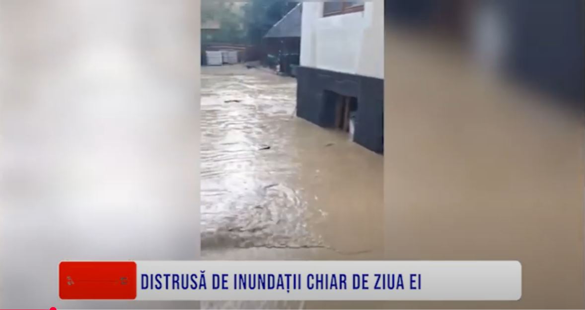 DISTRUSĂ DE INUNDAȚII CHIAR DE ZIUA EI