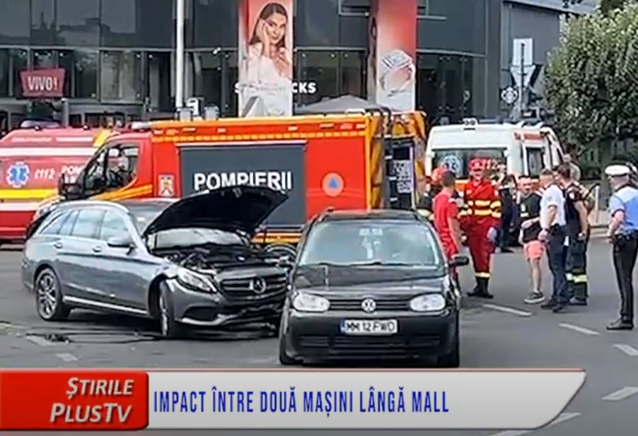 IMPACT ÎNTRE DOUA MAȘINI LÂNGĂ MALL