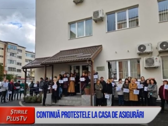 CONTINUĂ PROTESTELE LA CASA DE ASIGURĂRI