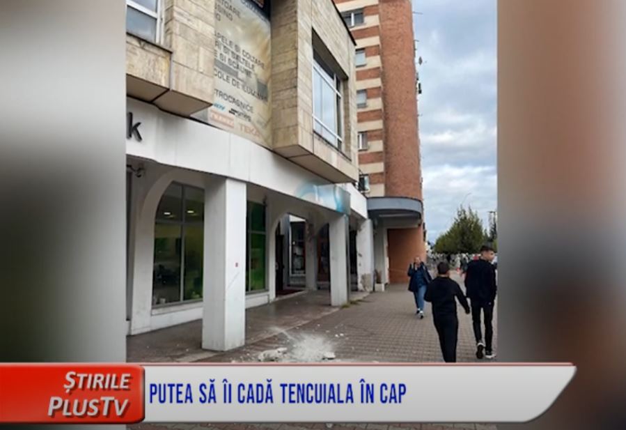 PUTEA SĂ ÎI CADĂ TENCUIALA ÎN CAP