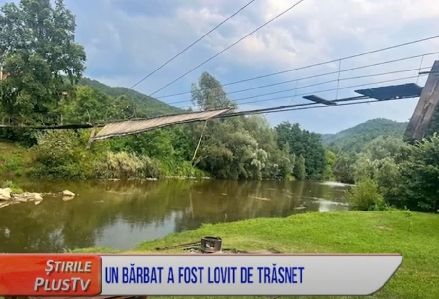 UN BĂRBAT A FOST LOVIT DE TRĂSNET