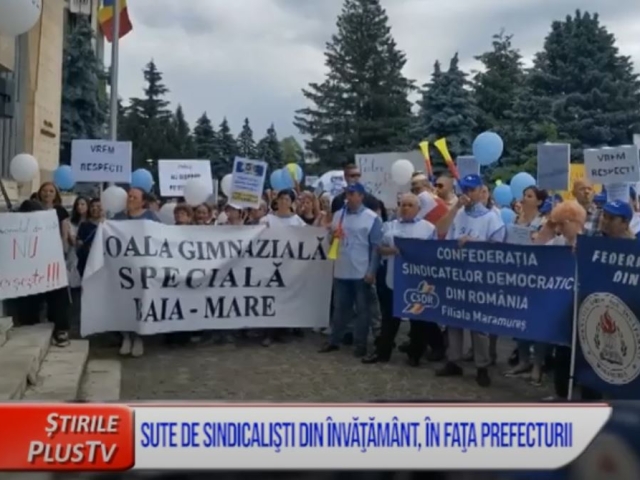 SUTE DE SINDICALIŞTI DIN ÎNVĂŢĂMÂNT, ÎN FAŢA PREFECTURII